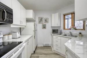 NEW! Cozy Forest Getaway w Billiard & Fireplace