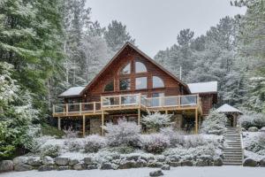 New! Cozy Log Chalet Near Slopes + Hot Tub