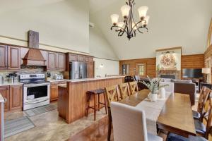 New! Cozy Log Chalet Near Slopes + Hot Tub