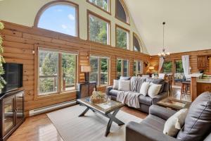 New! Cozy Log Chalet Near Slopes + Hot Tub