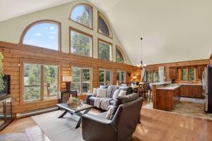 New! Cozy Log Chalet Near Slopes + Hot Tub