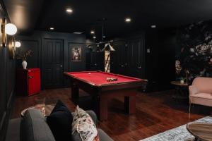 NEW! Luxury Timber Chalet - Hot Tub & Game Room
