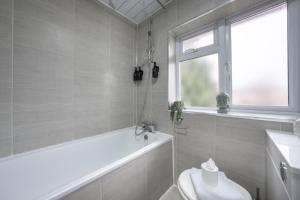 Contractor 4-Bed | FREE Parking | Wi-Fi | Hemel