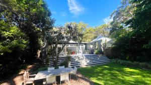Luxury Pearl Beach House with Private Heated Mineral Pool, Yoga Deck & Fire Pit