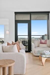 Hollywood Luxury High-Rise Rooftop Pool City Views