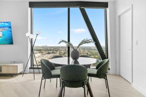 Hollywood Luxury High-Rise Rooftop Pool City Views