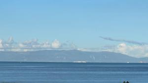 Bel appart sur la corniche, piscine, vue partielle sur la mer