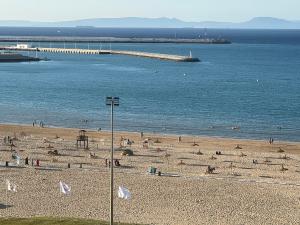 Bel appart sur la corniche, piscine, vue partielle sur la mer