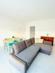 Spacious and sunny beach apartament