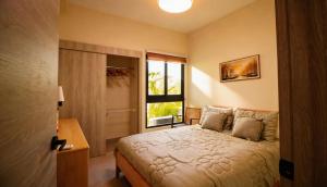 3BR Condo in Panorama Lake Concierge Service Pool y Gym