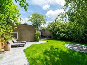 Bungalow in Sint Maartenszee with Garden Views