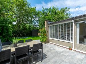 Bungalow in Sint Maartenszee with Garden Views