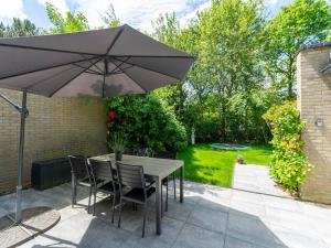 Bungalow in Sint Maartenszee with Garden Views