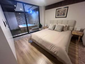 Alojamiento de Lujo con Jacuzzi y Jardín Privado