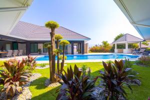 Luxury 5BR Villa - 14m Pool -Daily Maid (ZV5)