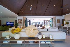 Luxury 5BR Villa - 14m Pool -Daily Maid (ZV5)