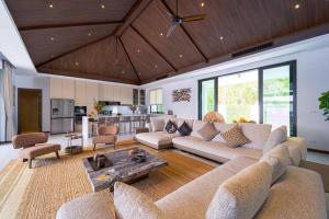 Luxury 5BR Villa - 14m Pool -Daily Maid (ZV5)