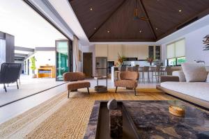 Luxury 5BR Villa - 14m Pool -Daily Maid (ZV5)