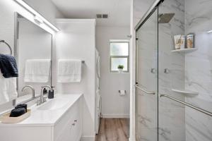 Charming 1-Bedroom in Seattle w Modern Finishes