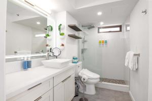 Breezy condo with pool & beach access