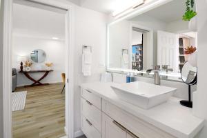 Breezy condo with pool & beach access