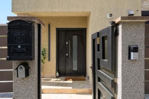 CosTan Home s Luxury House with Parking