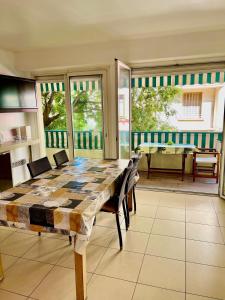 Bright Apartment - 2 Min Walk to Beach