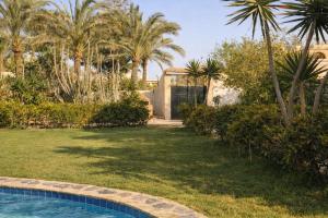 White Pearl Family Villa - Private Pool - AC - Very Big Garden - Up to 10 guests - 5- Min Walk to Beach