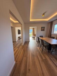 Villa Lungomare-Large Waterfront Apartment -Lungomare Promenade 6