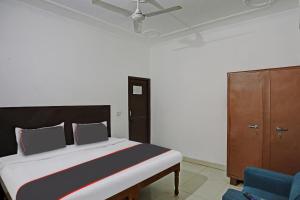 Collection O Mayank Guest House Near ISKCON Temple Noida