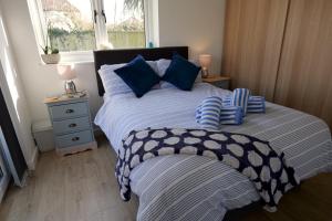 Villa Maria Southbourne - 2 Mins to Beach - Coastal - Dog-Friendly - Modern Luxury - Large Private Garden - Private Access - Parking