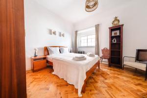 Cascais Escape Walk to Beach & Old Town