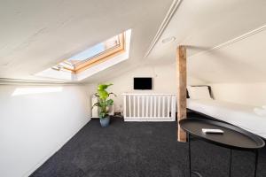 Cascais Escape Walk to Beach & Old Town