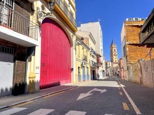 Modern flat with Andalusian patio, 5 min to center