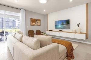 10 BD 8 BA Windsor Cay 16340 SK