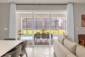 10 BD 8 BA Windsor Cay 16340 SK