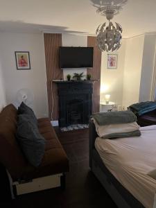Comfortable Fulham AP Sleeps 8 and Table Tennis