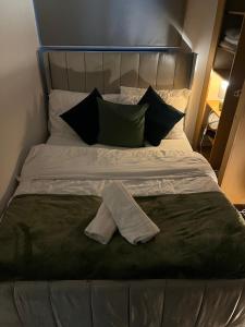 Comfortable Fulham AP Sleeps 8 and Table Tennis