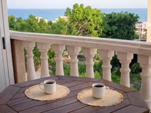 Apartamento con piscina, terraza y vistas al mar en Arenales del Sol