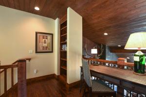 Luxury Northstar Home| hot tub| walk to ski lifts