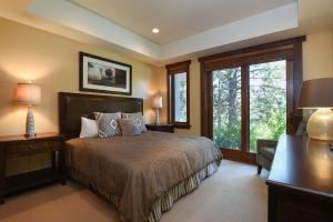 Luxury Northstar Home| hot tub| walk to ski lifts