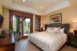 Luxury Northstar Home| hot tub| walk to ski lifts