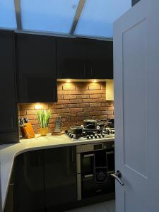 Comfortable Fulham AP Sleeps 8 and Table Tennis