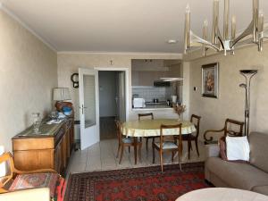 Westende-Bad sea front apartment with garage box