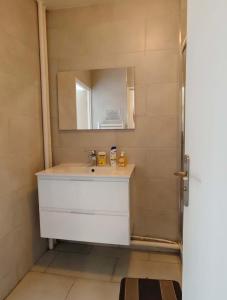 1 bedroom & salon, La Defense, Metro, parking