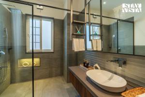 StayVista at Ilika - Heated Infinity Plunge Pool and Jacuzzi