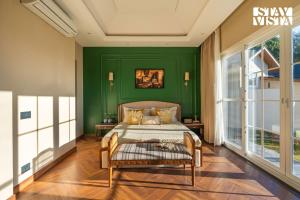 StayVista at Ilika - Heated Infinity Plunge Pool and Jacuzzi