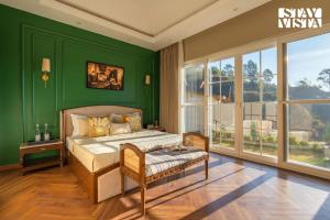 StayVista at Ilika - Heated Infinity Plunge Pool and Jacuzzi