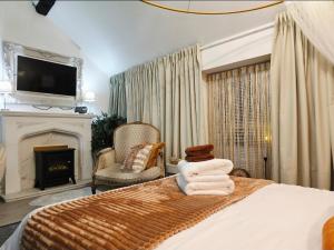 Entire studio comfortable stylish apartment in the heart of Frome near Longleat Bath BOA