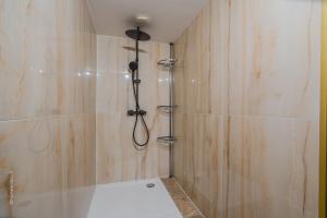 Beautiful home - Hot tub - 20 min to Disney - Sleeps 5